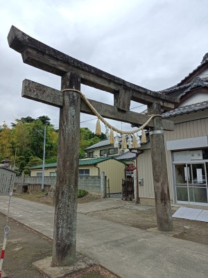 歴史の重みを感じる前玉神社の玄関口