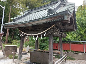 前玉神社の見事な木彫りが施された気品ある手水舎