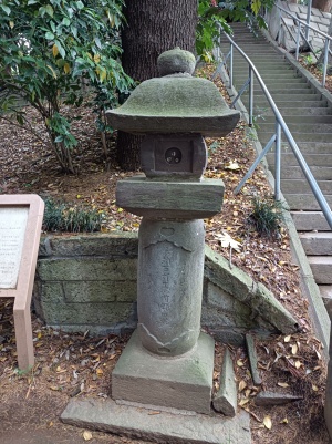 前玉神社の『万葉集』の時代を今に伝える「万葉灯篭」