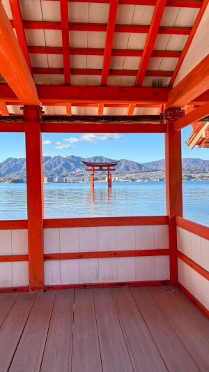 厳島神社の海に浮かぶ鳥居