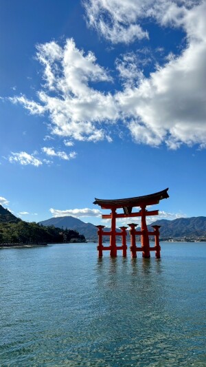 厳島神社の海に浮かぶ鳥居