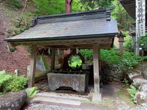 大嶽山那賀都神社の手水舎「真澄鏡」