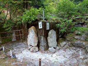 大嶽山那賀都神社の願掛け飛礫