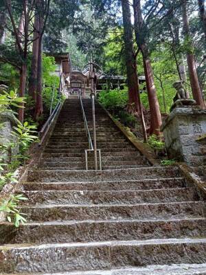 大嶽山那賀都神社「拝殿前の石段」