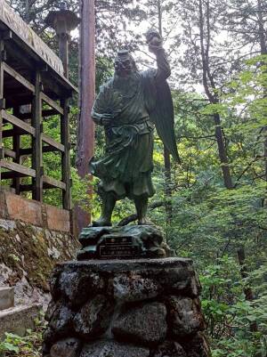 大嶽山那賀都神社「石段脇の烏天狗像」