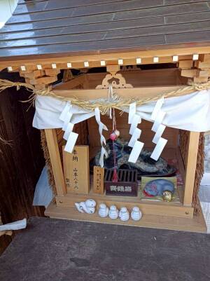甲斐奈神社の総門の蛇石