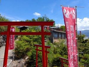 差出磯大嶽山神社の連立鳥居