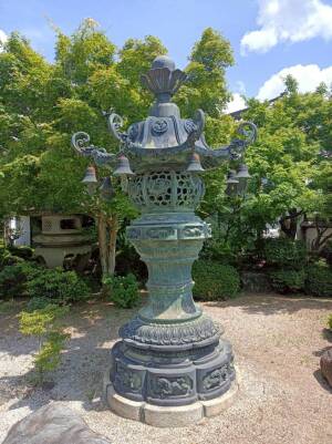 大蔵経寺の青銅灯籠