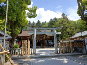 武田神社の拝殿と二の鳥居