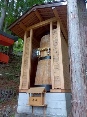 金櫻神社の「守り杉」の御神木を納めた建屋