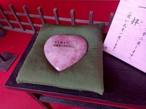 金櫻神社の拝殿のハート水晶