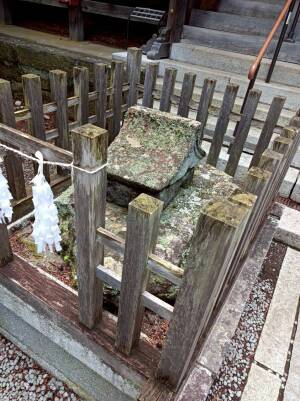 河口浅間神社の拝殿前の「美麗石」