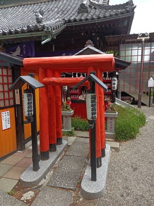 鴻神社の境内社「三狐稲荷神社」