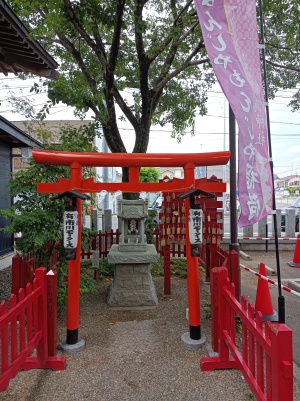 鴻神社の境内社「なんじゃもんじゃ稲荷」