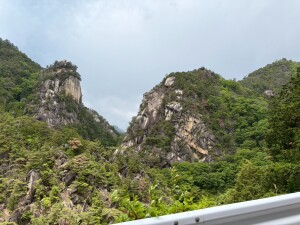 昇仙峡の岩山と渓谷の風景