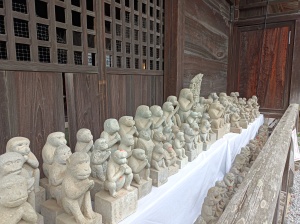 三ツ木神社の「さるの石像」