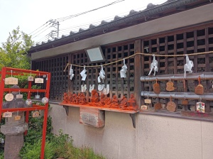 三ツ木神社の眷属殿