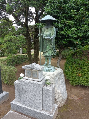 胎智山 満願寺の境内にある弘法大師像