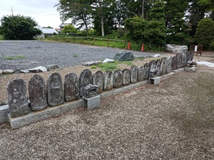 愛宕山 南蔵院の参道の石仏群