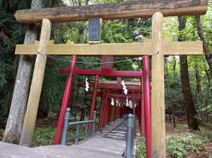 新屋山神社本宮の二の鳥居と千本鳥居