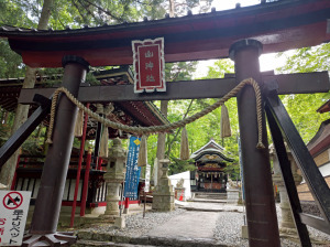 新屋山神社本宮の拝殿前の鳥居