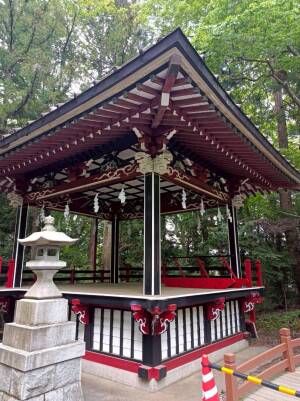 新屋山神社本宮の神楽殿