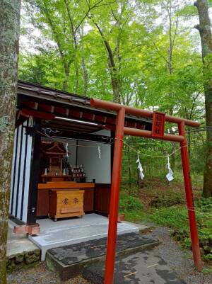 新屋山神社の稲荷社