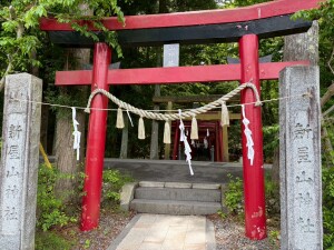 新屋山神社の一の鳥居