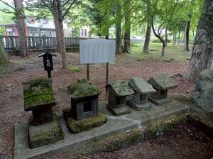忍野八海浅間神社の「石祠」