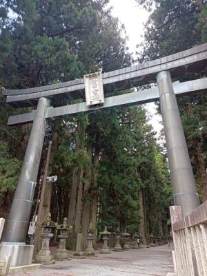 北口本宮冨士浅間神社の参道入口の銅製鳥居