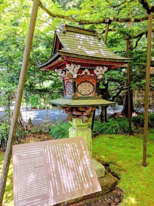 北口本宮冨士浅間神社の村上光清の燈籠