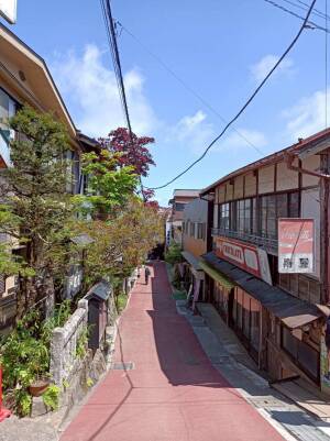 武蔵御嶽神社の参道の風情ある土産店