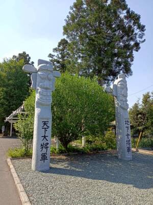 高麗神社の入り口に立つ石造りの将軍標（天下大将軍と地下女将軍の魔除けの柱）