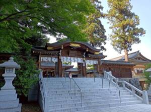 高麗神社の石段と青もみじに映える格式高い神門（唐破風の屋根）