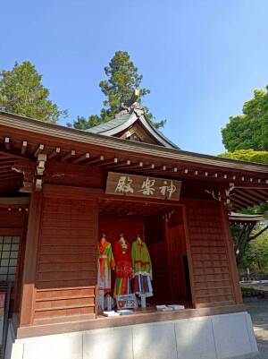 高麗神社の神楽殿と、なかに展示されている色鮮やかな高句麗の伝統衣装