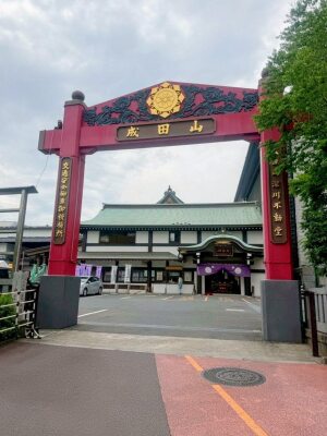深川不動尊の玄関口「冠木門」