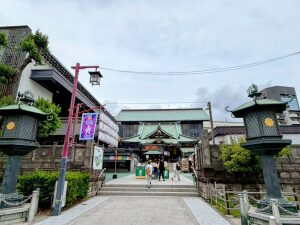 深川不動尊の参道と正面に見える本堂」