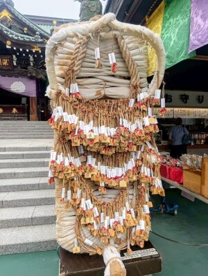深川不動尊の足腰の健康を願う「巨大な大わらじ」