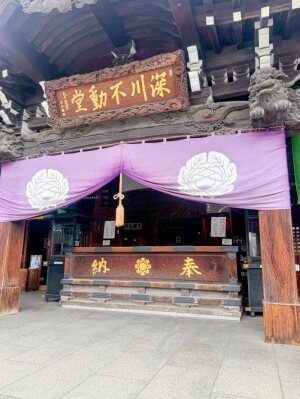 深川不動尊の「深川不動堂」の大きな木彫り看板