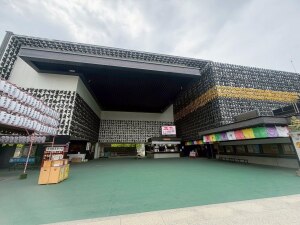 深川不動尊の壁一面に広がる「梵字」のアートな新本堂