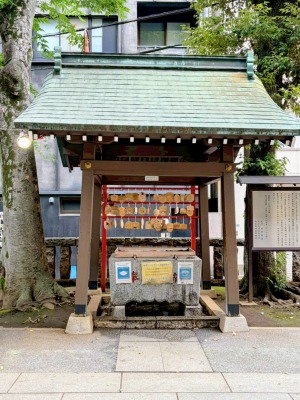 恵比寿神社の手水舎と絵馬かけ