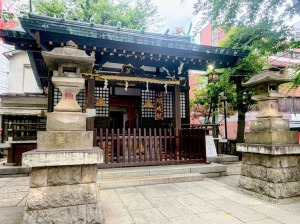 恵比寿神社の立派な石灯籠が守る「恵比寿神社」の拝殿