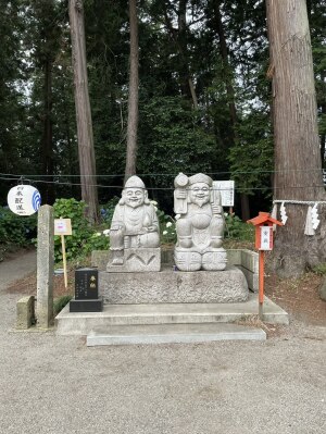 栃木県鹿沼市の磯山神社の参道脇にある福の神の石像。杉木立と紫陽花に囲まれた境内の見どころ