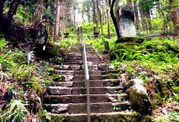 第二十六番岩井堂の約300段の石段