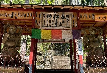 第三十一番観音院の長い石段入り口の仁王門