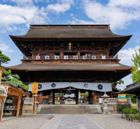善光寺山門 御開帳時の様子